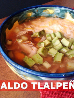 Una foto de Caldo tlalpeño {receta mexicana}