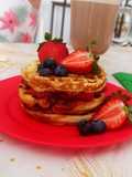 Tortita de waffles y frutilla