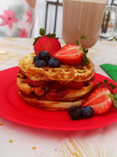 Una foto de Tortita de waffles y frutilla