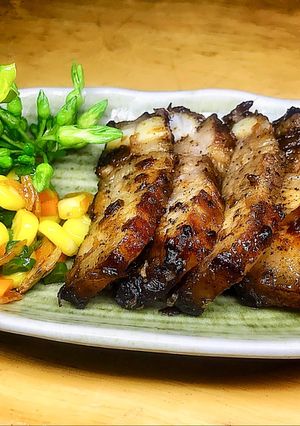 Hình của món Ba rọi rút sườn cháy sốt tiêu hành.