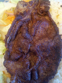 Una foto de Bistekc con ensalada de lechuga y pepinillos