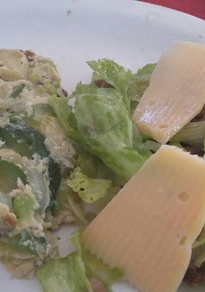 Una foto de Tortillas de zapallitos y ensalada con lentejas"Celestina"