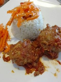 Una foto de Albóndigas en salsa de tomate