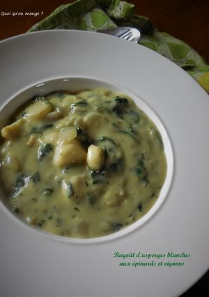 Une photo de Ragoût d’asperges blanches aux épinards et oignons