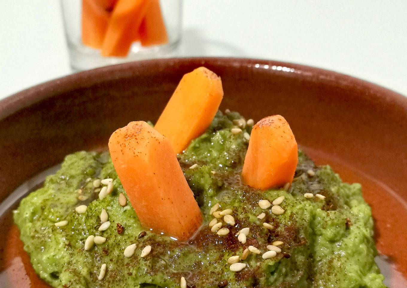 Hummus de guisantes y espinacas