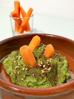 Una foto de Hummus de guisantes y espinacas