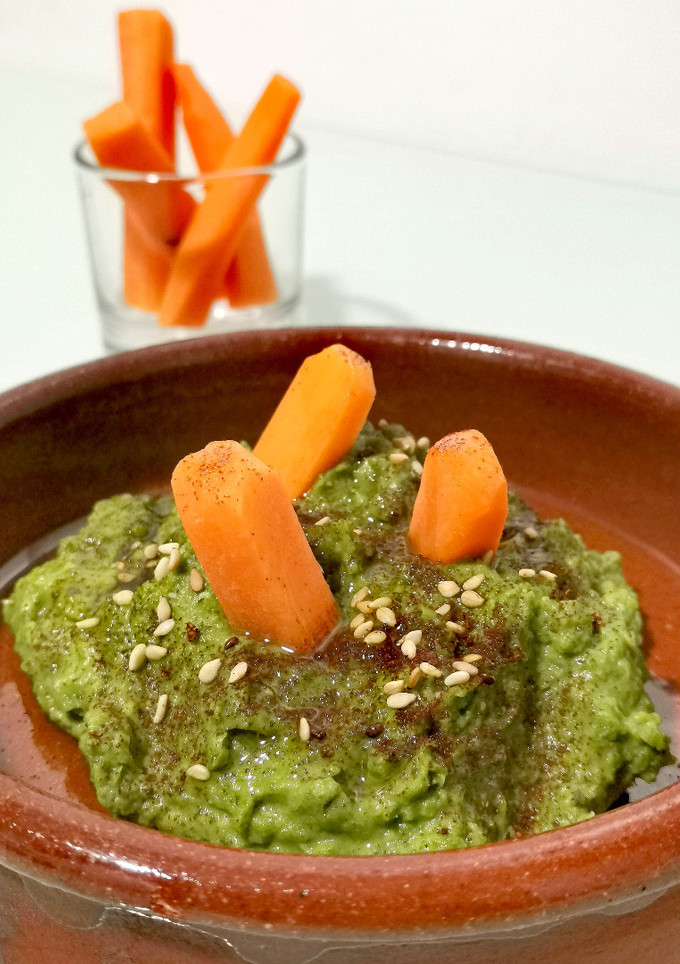 Una foto de Hummus de guisantes y espinacas