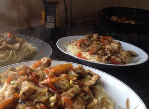Una foto de Chop suey de pollo con spaghettis