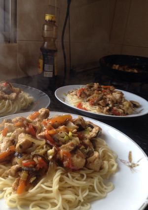 Una foto de Chop suey de pollo con spaghettis