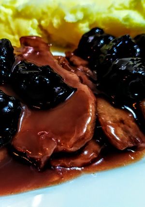 Una foto de LOMITO De Cerdo🐽en Reducción de🍷Sangría y Ciruelas Pasas...!