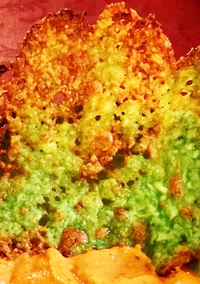 Una foto de Tejas de queso y albahaca 🌿🧀