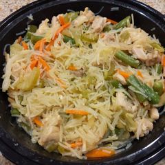 A picture of Filipino pancit.