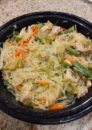 A picture of Filipino pancit.
