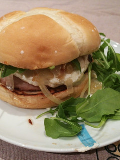 Una foto de Hamburguesa de queso cabra, rúcula y cebolla