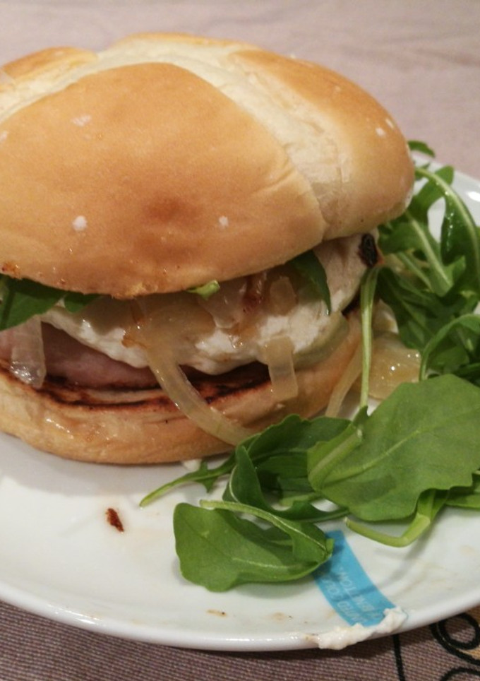 Una foto de Hamburguesa de queso cabra, rúcula y cebolla