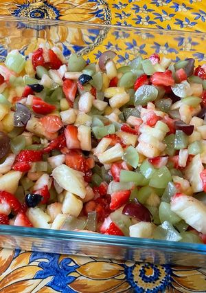 Une photo de Salade d’ananas aux fraises, raisin et myrtilles