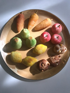 Una foto de Frutas de mazapán (dulce típico valenciano por Sant Dionís, la fiesta de los enamorados)