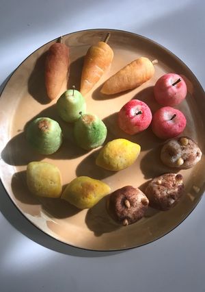 Una foto de Frutas de mazapán (dulce típico valenciano por Sant Dionís, la fiesta de los enamorados)