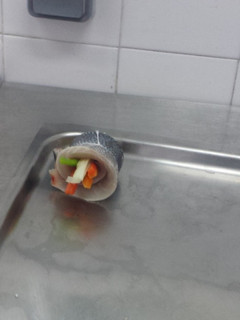 Una foto de Popietas de lubina en salsa de vino