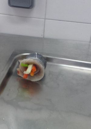 Una foto de Popietas de lubina en salsa de vino