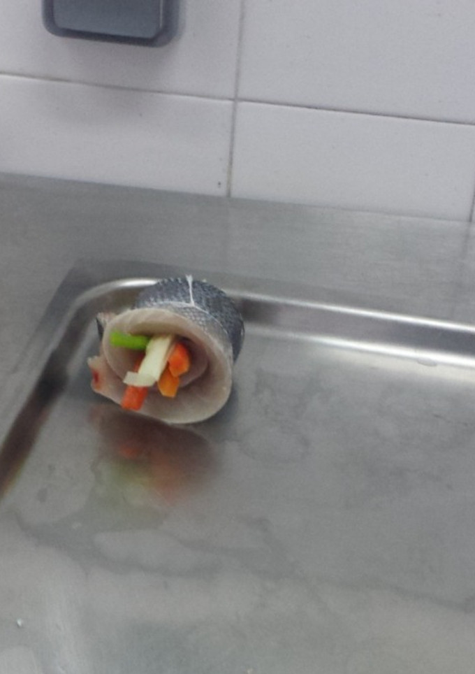 Una foto de Popietas de lubina en salsa de vino