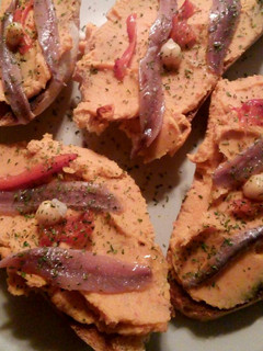 Una foto de Pintxo casero: hummus de pimiento braseado