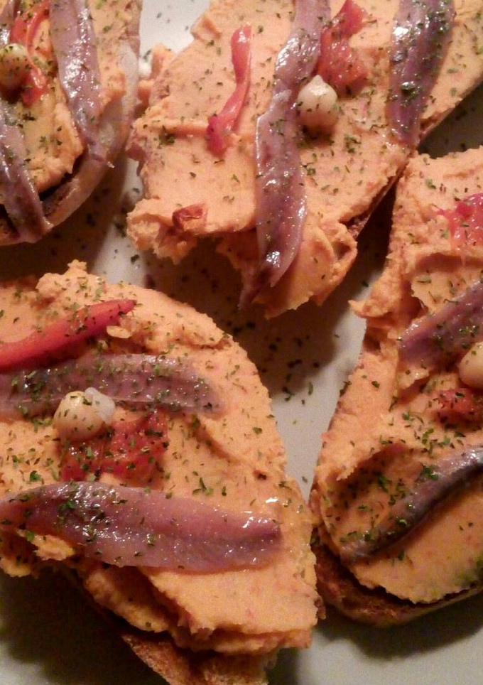 Una foto de Pintxo casero: hummus de pimiento braseado