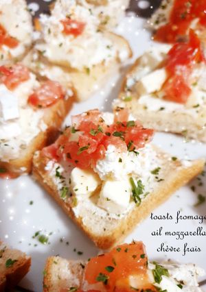 Une photo de Toasts apéro chèvre frais feta tomates 🍅#monlivredecuisine