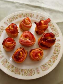 Una foto de Rosas de jamón ibérico y queso mozzarella con relleno de mermelada
