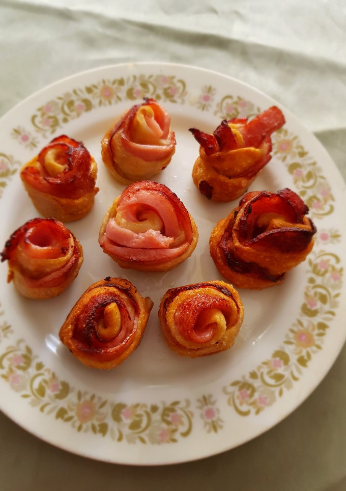 Una foto de Rosas de jamón ibérico y queso mozzarella con relleno de mermelada