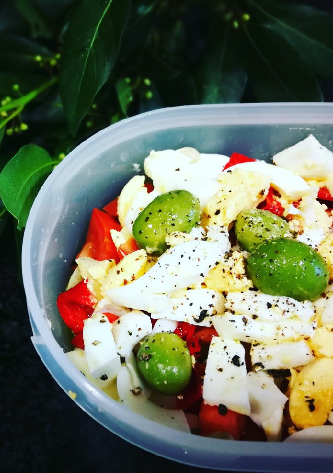 Una foto de Ensalada de huevos y patatas - tupper