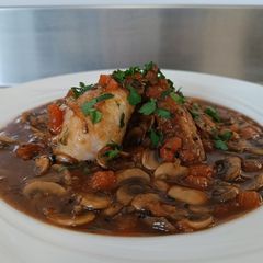 A picture of Chicken sauté chasseur.
