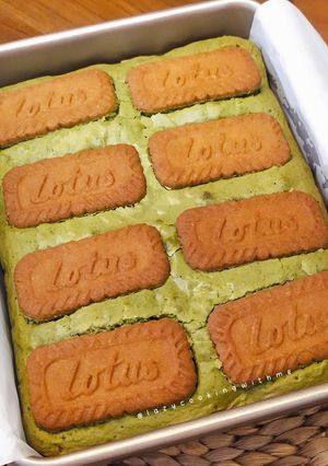 Foto resep Green tea / matcha brownies with lotus biscuits