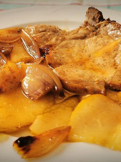 Una foto de Chuletas de Cerdo al horno con Pera y chalotas caramelizadas