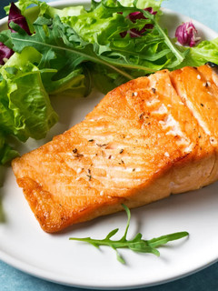 Foto de Salmão grelhado com folhas verdes