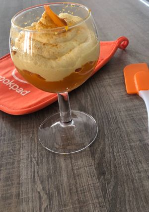Une photo de Verrine Capuccino glacé carotte / orange et sa chantilly au curcuma