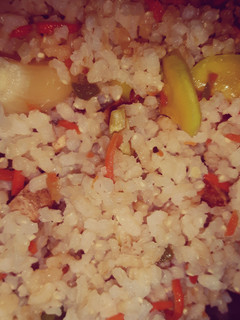 Una foto de Arroz integral con tofu y verduras