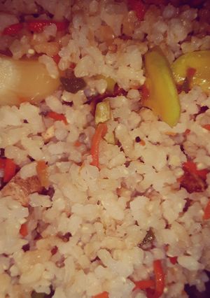 Una foto de Arroz integral con tofu y verduras