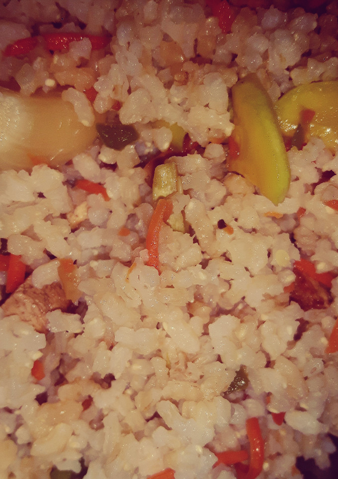 Una foto de Arroz integral con tofu y verduras