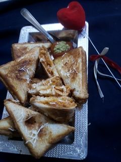 સ્પાઈસી ફ્રાઇડ રાઈસ ચીઝ સેન્ડવીચ (Spicy Fride Rice Cheese Sandwich) રેસીપી મુખ્ય ફોટો