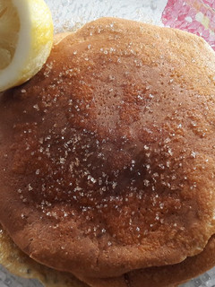 Una foto de Tortitas de limón y chía