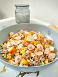 Ensalada de arroz tricolor con gambas y palitos de cangrejo