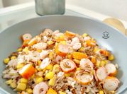 Una foto de ensalada de arroz con surimi