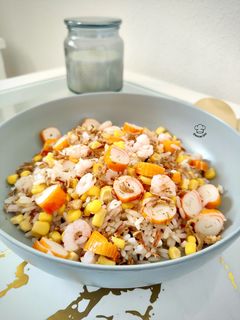 Una foto de Ensalada de arroz tricolor con gambas y palitos de cangrejo