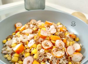 Foto principal de Ensalada de arroz tricolor con gambas y palitos de cangrejo