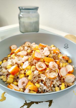 Una foto de Ensalada de arroz tricolor con gambas y palitos de cangrejo