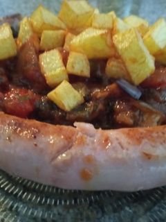 Una foto de Pisto con salchichas