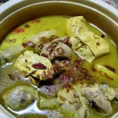 A picture of Opor Ayam + Tahu.