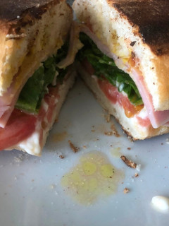 Una foto de Sándwich de jamón y verduras