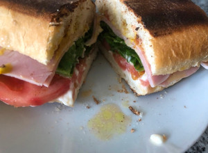 Una foto de Sándwich de jamón y verduras